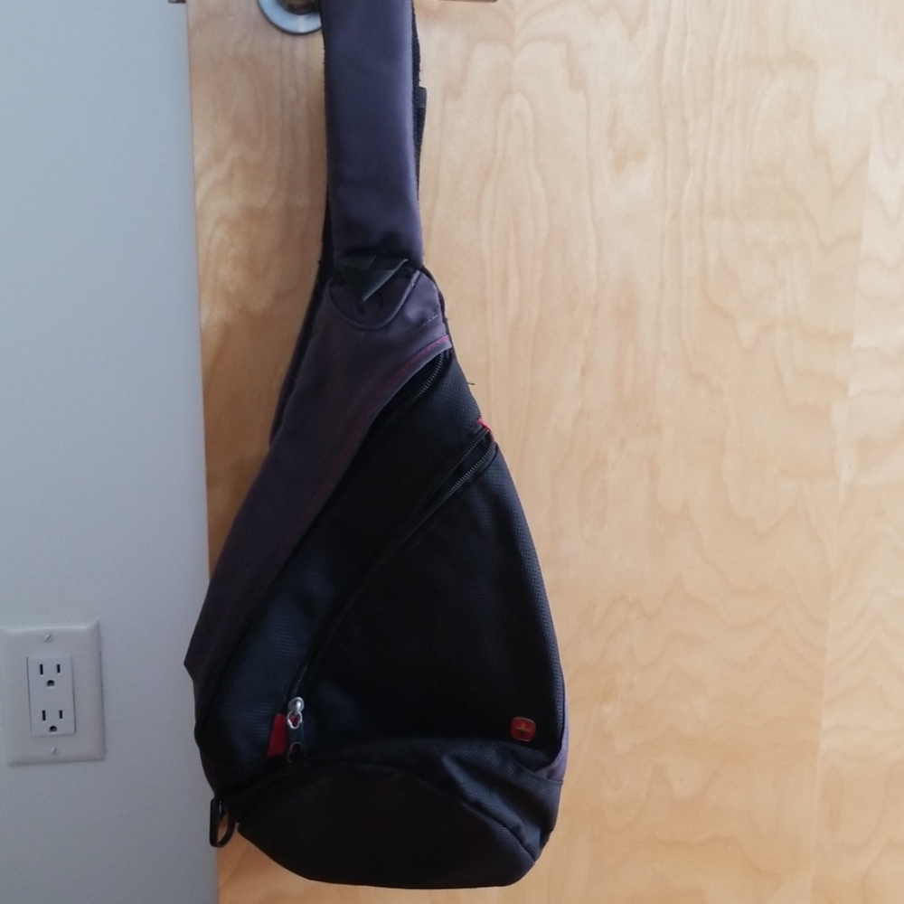 Swissgear triangle sling bag